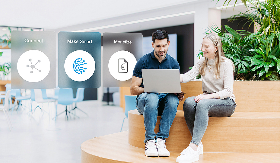 dreiklang_make-smart-Keyvisual_doubleslash Zwei Menschen sitzend mit einem Laptop. Daneben drei schwebende Icons, wovon das mittlere hervorgehoben ist.