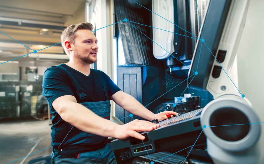Mitarbeiter in Arbeitskleidung bedient eine moderne CNC-Maschine über ein Steuerungspanel; die vernetzte Liniengrafik mit Knotenpunkten symbolisiert Industrie 4.0 und IoT-Verbindungen.